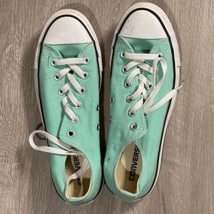 Womens size 10 Converse fit like an 11
